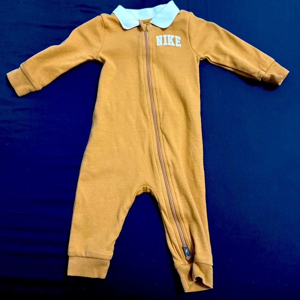 Nike Kids One Piece in Tan